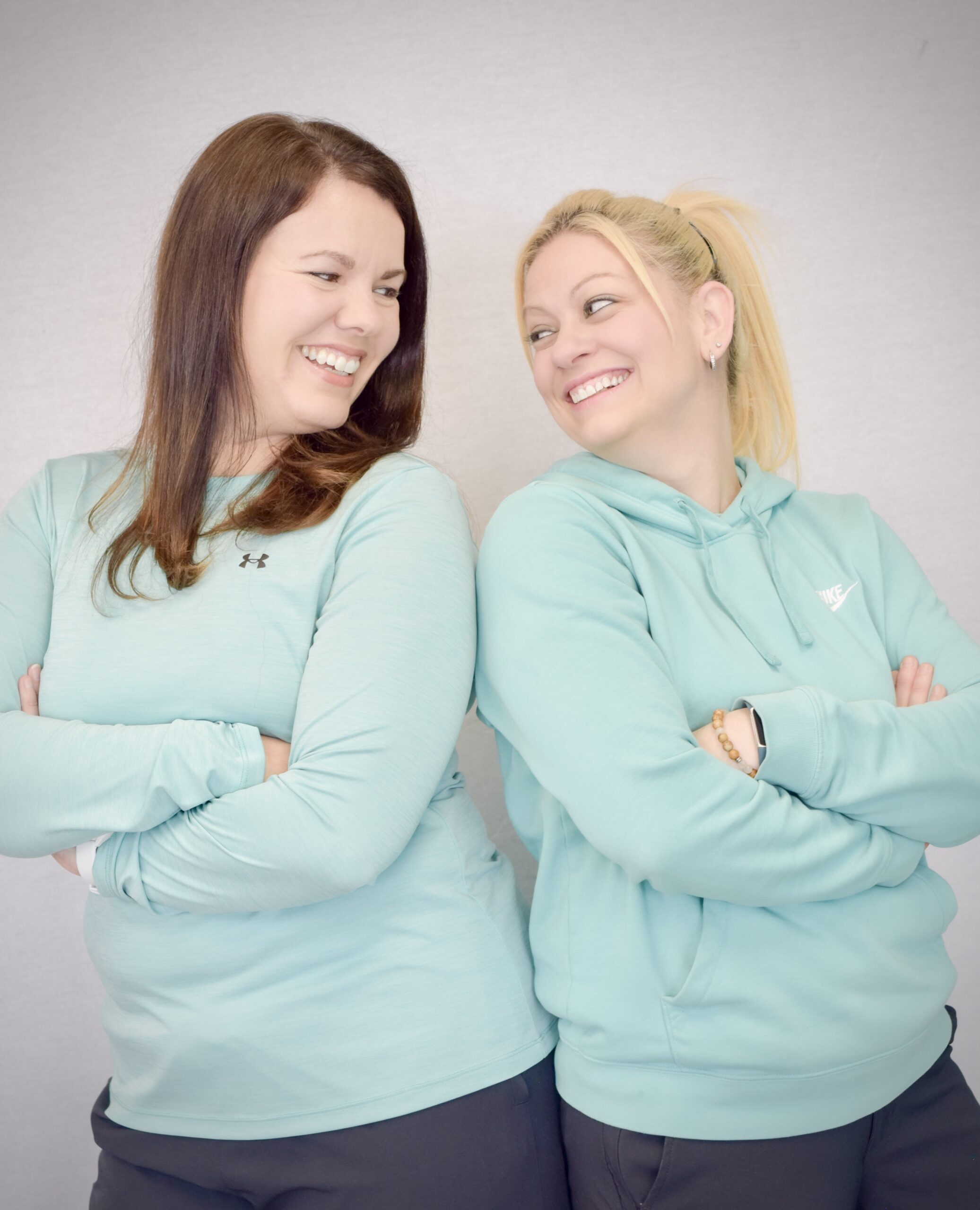 deux femmes souriantes qui se regardent avec complicité