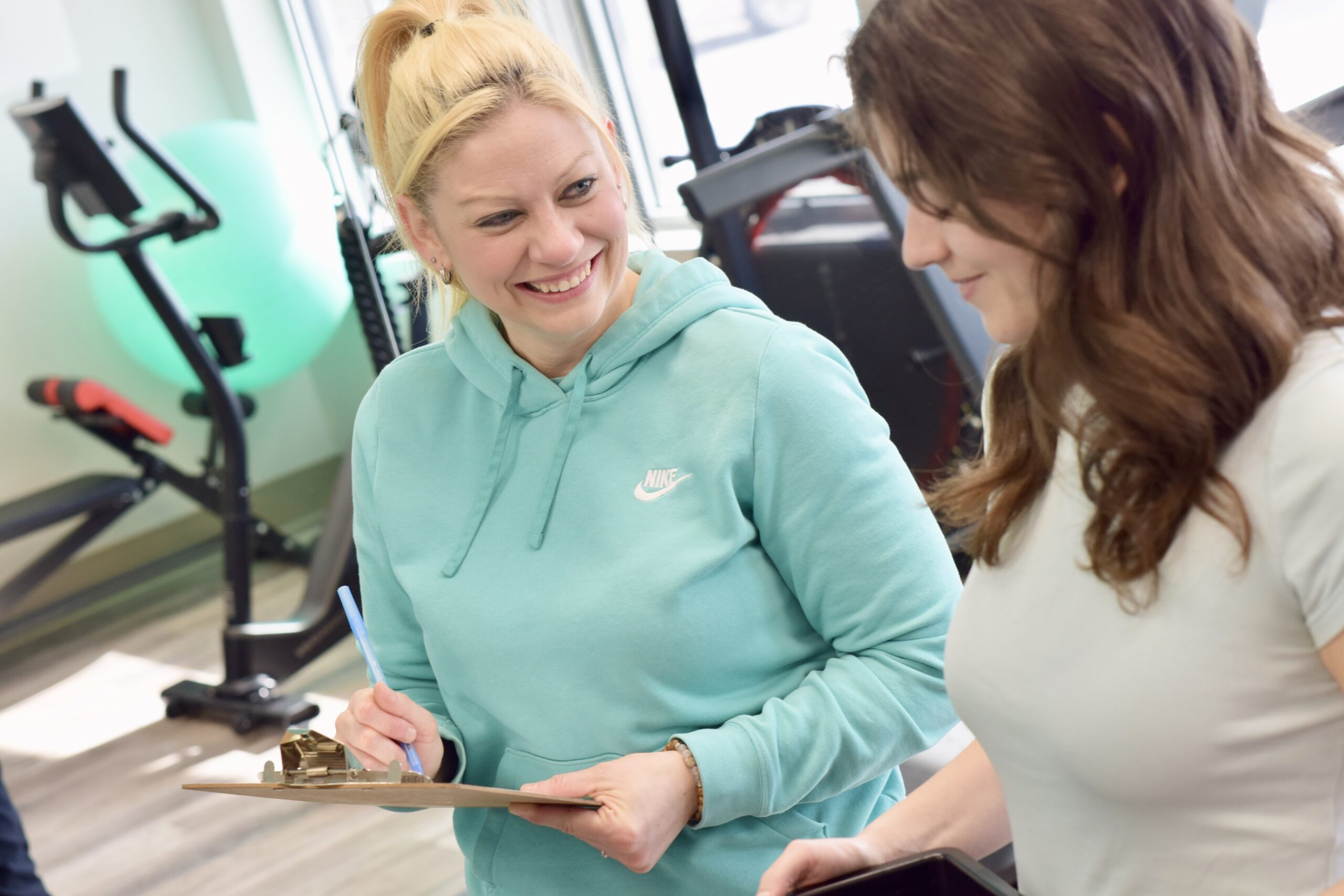 Physiothérapeute souriante avec patiente